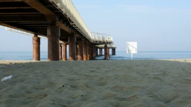 Lido di Camaiore Viareggio rıhtımında yürüyor. Yüksek kalite 4k görüntü