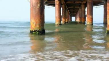 Lido di Camaiore Viareggio rıhtımında yürüyor. Yüksek kalite 4k görüntü