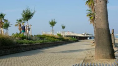 Lido di Camaiore Viareggio rıhtımında yürüyor. Yüksek kalite 4k görüntü