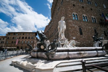 İtalya, Floransa 'daki Signoria Meydanı' nda Neptün Çeşmesi ve Vecchio Sarayı