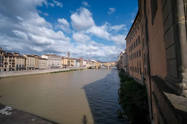 与Ponte Vecchio和Arno River在意大利佛罗伦萨的景观 高质量的照片 — 图库照片