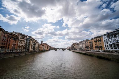 İtalya, Floransa 'da bir köprü ve Arno Nehri manzarası. Yüksek kalite fotoğraf