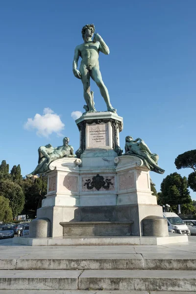 Michelangelo 'nun Davut' unun kopyası ve İtalya 'nın Floransa kentindeki Piazzale Michelangelo' daki Cappelle Tıp 'ın heykelleri. Yüksek kalite fotoğraf