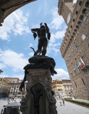 İtalya, Floransa 'daki Piazza della Signoria' da bulunan Loggia dei Lanzi 'de Medusa' nın başıyla birlikte Perseus heykeli. Yüksek kalite fotoğraf