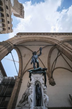 İtalya, Floransa 'daki Piazza della Signoria' da bulunan Loggia dei Lanzi 'de Medusa' nın başıyla birlikte Perseus heykeli. Yüksek kalite fotoğraf