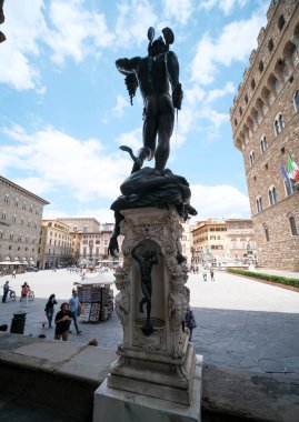 İtalya, Floransa 'daki Piazza della Signoria' da bulunan Loggia dei Lanzi 'de Medusa' nın başıyla birlikte Perseus heykeli. Yüksek kalite fotoğraf