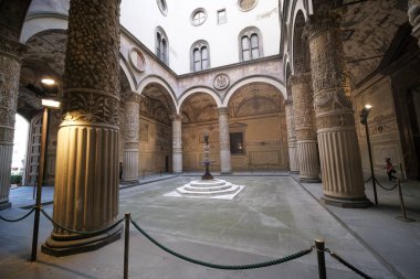 Floransa, İtalya 'daki Palazzo Vecchio' nun sütunları ve iç avlusu. Yüksek kalite fotoğraf