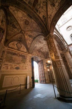 Floransa, İtalya 'daki Palazzo Vecchio' nun sütunları ve iç avlusu. Yüksek kalite fotoğraf