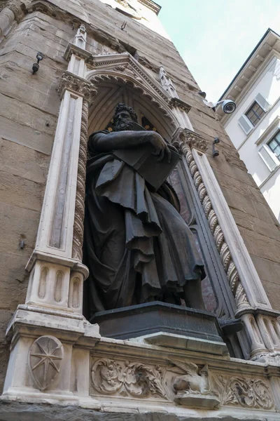 Pomnik Brązu San Matteo Evangelista Autorstwa Lorenza Ghibertiego Fasadzie Orsanmichele — Zdjęcie stockowe