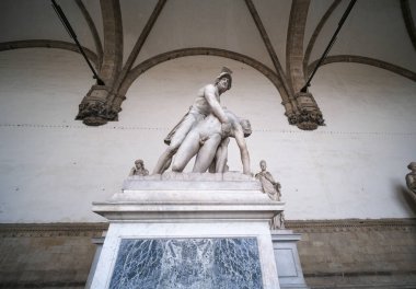 İtalya, Floransa 'daki Piazza della Signoria' da Loggia dei Lanzi 'de Patroclus' un cesedini destekleyen Menelaus heykeli. Yüksek kalite fotoğraf