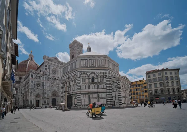 왼쪽에 보이는 이탈리아 피렌체에 산타마리아델 피오레 대성당입니다 고품질 — 스톡 사진