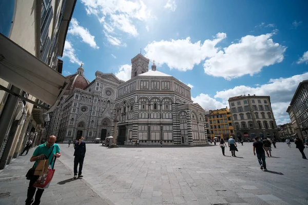 왼쪽에 보이는 이탈리아 피렌체에 산타마리아델 피오레 대성당입니다 고품질 — 스톡 사진