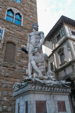 Floransa, İtalya 'daki Piazza della Signoria' daki Palazzo Vecchio 'nun önünde Baccio Bandinelli' nin Herkül ve Cacus Heykeli. Yüksek kalite fotoğraf