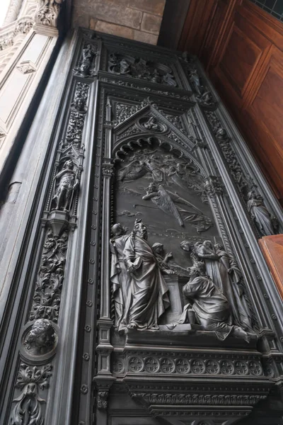 Szczegóły Jednego Bocznych Drzwi Głównej Fasadzie Duomo Santa Maria Del — Zdjęcie stockowe