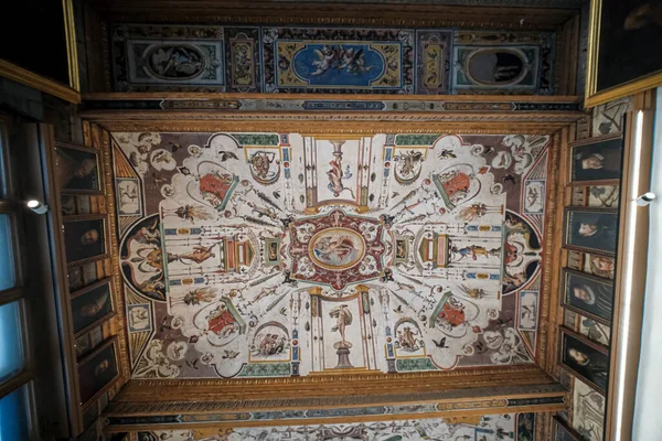 Floransa, İtalya 'daki Uffizi Galerisi' nin tavanlarından birinde. Yüksek kalite fotoğraf