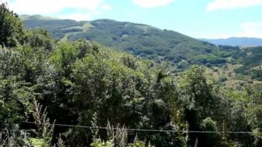 Güneşli bir günde Barrea Gölü yakınlarındaki Abruzzo Milli Parkı 'nın tepelerinin manzarası. Yüksek kaliteli FullHD görüntüler
