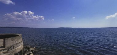Roma yakınlarında güneşli bir günde Bracciano Gölü 'nün panoramik manzarası. Yüksek kalite fotoğraf