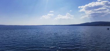Roma yakınlarında güneşli bir günde Bracciano Gölü 'nün panoramik manzarası. Yüksek kalite fotoğraf