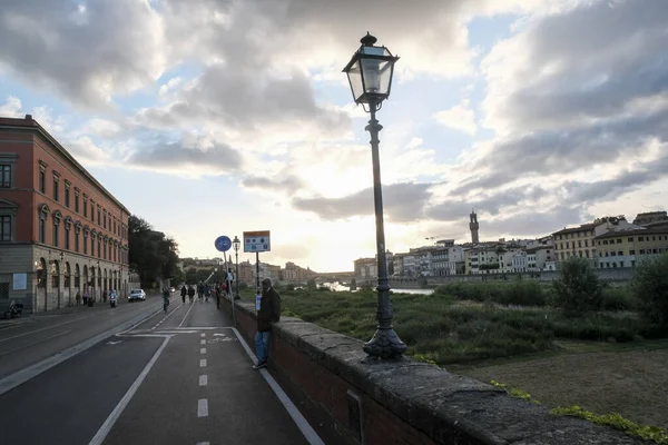 Vista Rio Arno Pôr Sol Com Ponte Vecchio Fundo Florença — Fotografia de Stock
