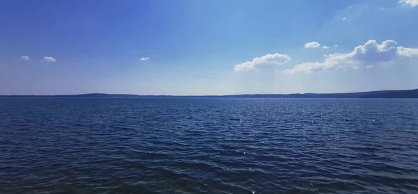 Roma Yakınlarında Güneşli Bir Günde Bracciano Gölü Nün Panoramik Manzarası — Stok fotoğraf