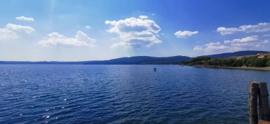 Roma yakınlarında güneşli bir günde Bracciano Gölü 'nün panoramik manzarası. Yüksek kalite fotoğraf
