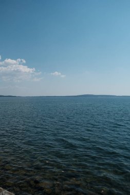 Roma yakınlarında güneşli bir günde Bracciano Gölü 'nün panoramik manzarası. Yüksek kalite fotoğraf