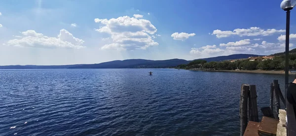 Panoramiczny Widok Jezioro Bracciano Pobliżu Rzymu Wspaniały Słoneczny Dzień Wysokiej — Zdjęcie stockowe