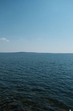 Roma yakınlarında güneşli bir günde Bracciano Gölü 'nün panoramik manzarası. Yüksek kalite fotoğraf