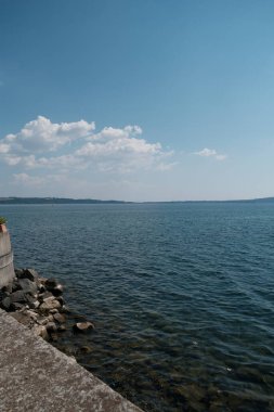 Roma yakınlarında güneşli bir günde Bracciano Gölü 'nün panoramik manzarası. Yüksek kalite fotoğraf