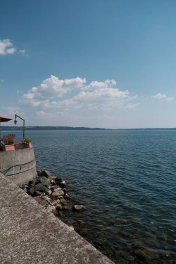 Roma yakınlarında güneşli bir günde Bracciano Gölü 'nün panoramik manzarası. Yüksek kalite fotoğraf