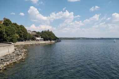 Roma yakınlarında güneşli bir günde Bracciano Gölü 'nün panoramik manzarası. Yüksek kalite fotoğraf
