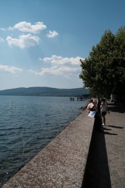 Roma yakınlarında güneşli bir günde Bracciano Gölü 'nün panoramik manzarası. Yüksek kalite fotoğraf