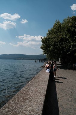 Roma yakınlarında güneşli bir günde Bracciano Gölü 'nün panoramik manzarası. Yüksek kalite fotoğraf