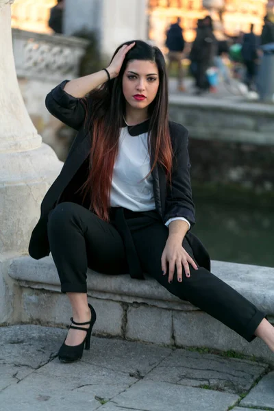 Bela Morena Menina Cabelos Longos Posando Jaqueta Calças Pretas Pádua — Fotografia de Stock