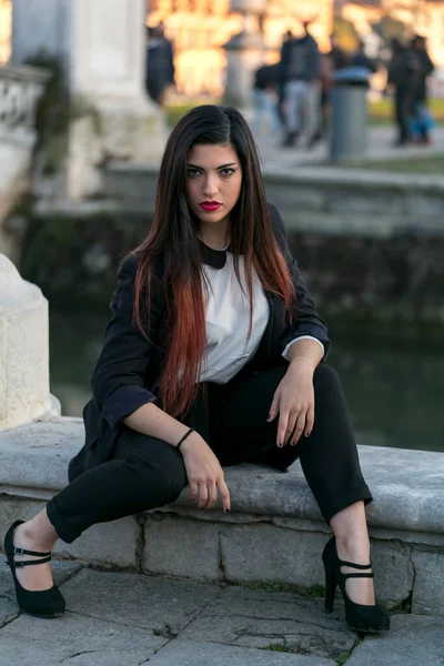 Mooi Brunette Langharig Meisje Poseren Jas Zwarte Broek Padua Hoge — Stockfoto