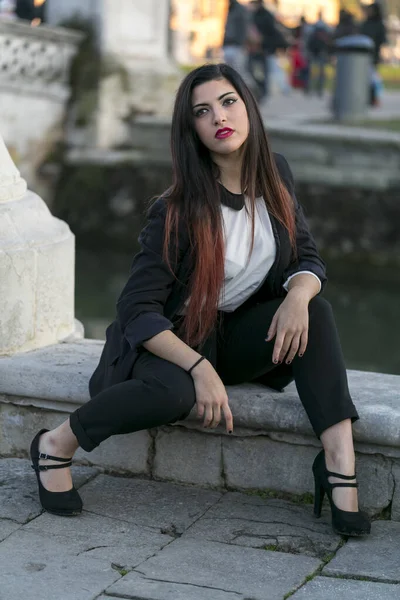Güzel Esmer Uzun Saçlı Ceketli Siyah Pantolonlu Padualı Bir Kız — Stok fotoğraf