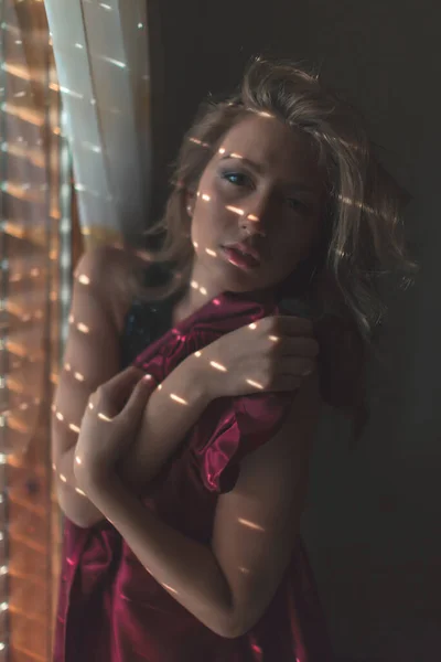 Όμορφη Ξανθιά Κοπέλα Μαύρο Κοστούμι Στο Παράθυρο Ρολά Κλείστρου Τον — Φωτογραφία Αρχείου