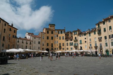 Lucca, İtalya 'daki Piazza dell' Anfiteatro manzarası. Yüksek kalite fotoğraf