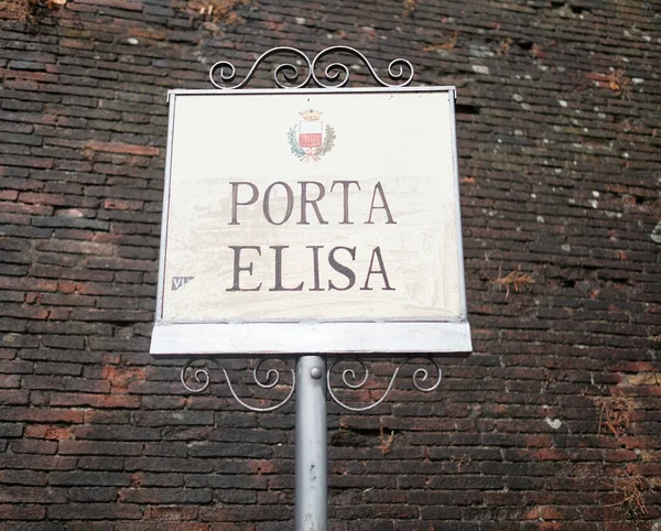 在意大利卢卡 看到了一个带有红砖墙的埃莉萨港口的标志 高质量的照片 — 图库照片