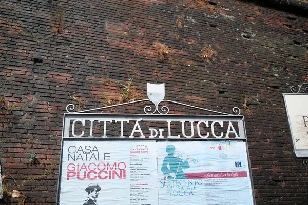 Vista Uma Placa Para Cidade Lucca Com Uma Parede Tijolo — Fotografia de Stock