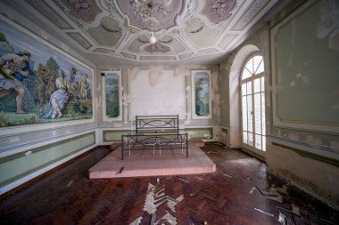 Terk edilmiş lüks evdeki yatak odası. Yüksek kalite fotoğraf