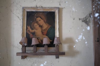 İsa ve Meryem 'in terk edilmiş lüks bir evde çekilmiş Katolik İsa' nın doğum fotoğrafı. Yüksek kalite fotoğraf