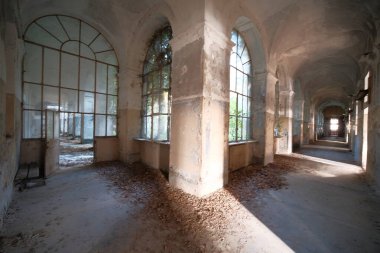 Terk edilmiş lüks evin pencereleri olan uzun bir koridor. Yüksek kalite fotoğraf