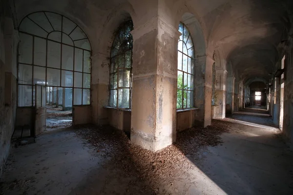 Longo Corredor Com Janelas Casa Luxo Decorada Abandonada Foto Alta — Fotografia de Stock