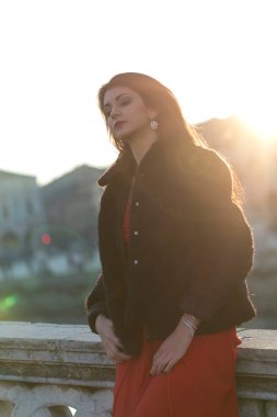 Gün batımında padua meydanında uzun Akdeniz siyah saçlı güzel bir kız. Yüksek kalite fotoğraf