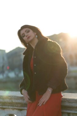 Gün batımında padua meydanında uzun Akdeniz siyah saçlı güzel bir kız. Yüksek kalite fotoğraf