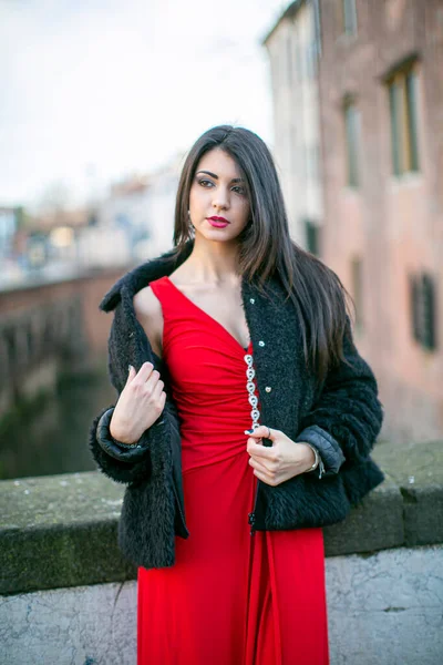 Menina Bonita Com Cabelo Longo Preto Mediterrâneo Posando Com Vestido — Fotografia de Stock