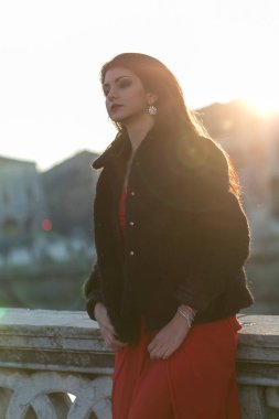 Gün batımında padua meydanında uzun Akdeniz siyah saçlı güzel bir kız. Yüksek kalite fotoğraf