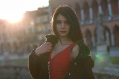 Gün batımında padua meydanında uzun Akdeniz siyah saçlı güzel bir kız. Yüksek kalite fotoğraf