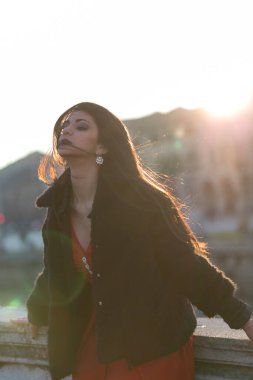Gün batımında padua meydanında uzun Akdeniz siyah saçlı güzel bir kız. Yüksek kalite fotoğraf